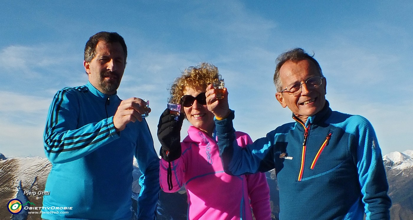 63 In vetta al Monte Venturosa ...alla nostra e vostra salute!.jpg